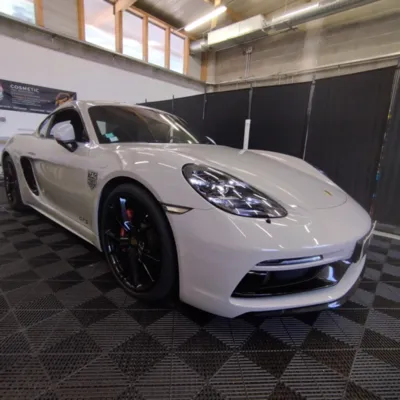 Pose de film de protection PPF FlexiShield sur ailes et bas de caisse d’une Porsche GTS à Clermont-Ferrand avec reproduction stickers Tag Heuer