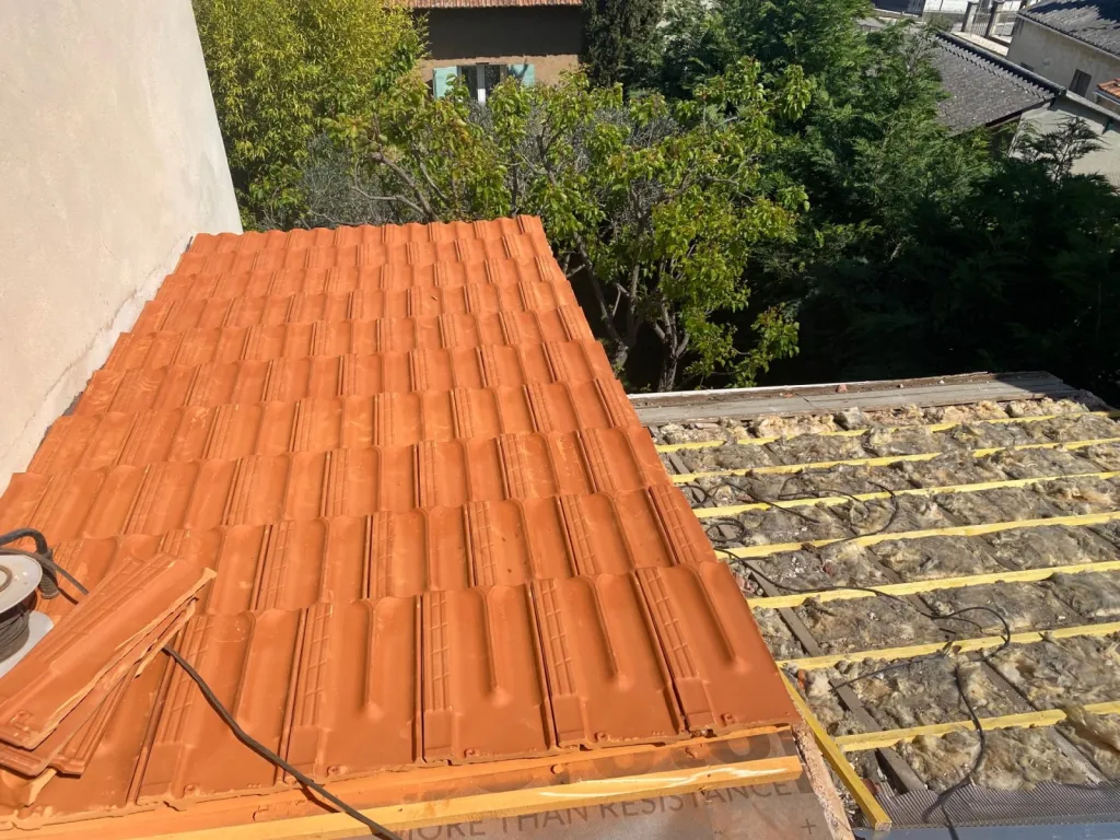 Changement d’une toiture tuiles plates de Marseille sur Gréasque près de Aix en Provence