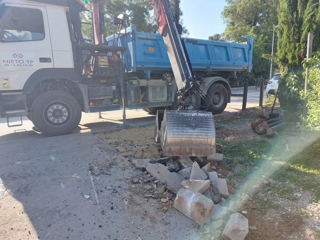Réalisation d'un trottoir et pose d'un ralentisseur en caoutchouc à Allauch dans les Bouches du Rhône