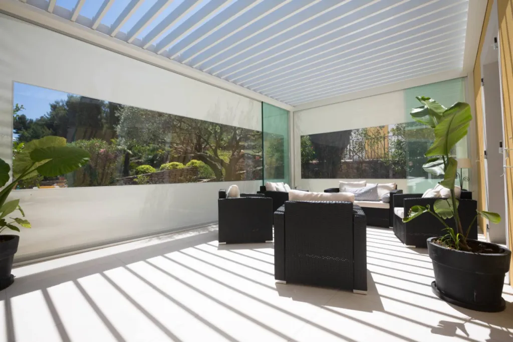 Parois vitrées pour pergola bioclimatique en PACA Parois vitrées pour pergola bioclimatique en PACA