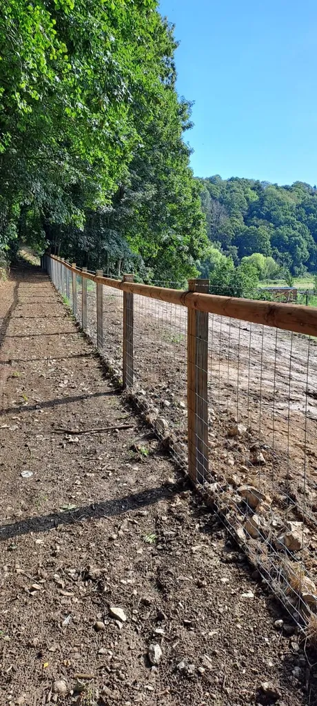 Installation de Clôture Décorative en Rondins de Bois Écorcés et Grillage pour Parcs et Grands Espaces à Elbeuf dans la Seine-Maritime 76