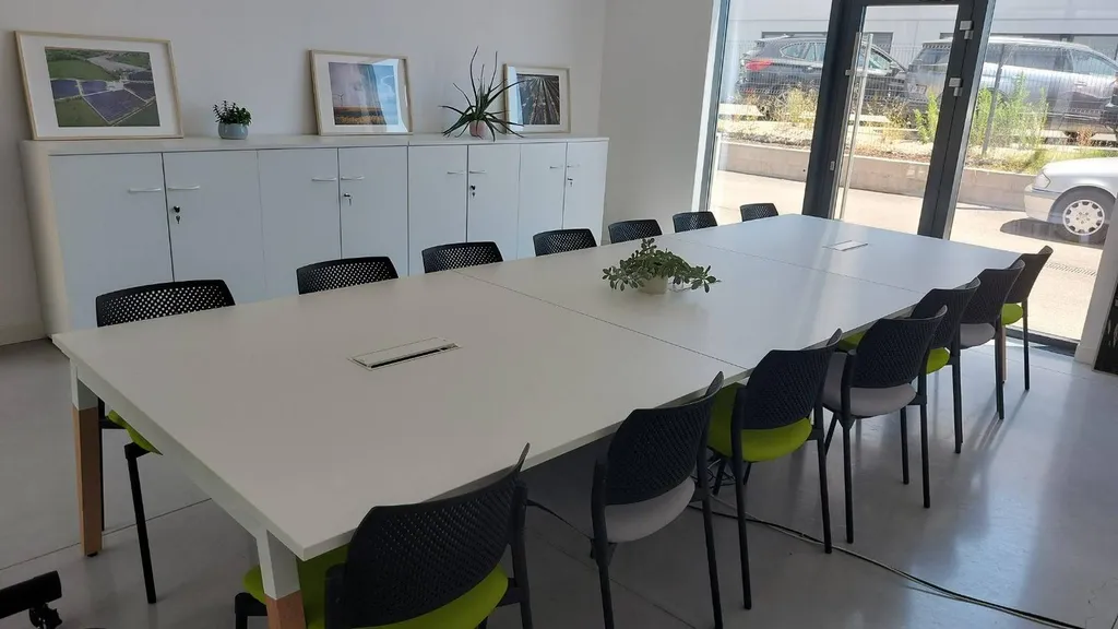 Table de réunion au design moderne et contemporain à Montpellier