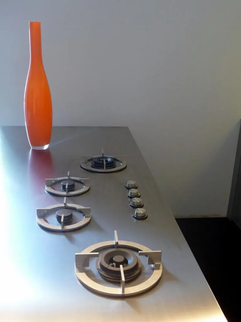 Plaques de cuisson avec bruleurs individuelles intégré dans plan de travail inox design