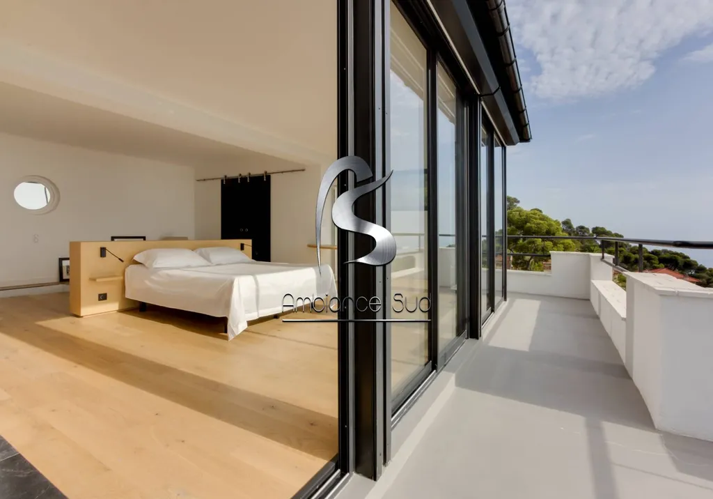 Rénovation du sol d’une terrasse en béton ciré taloché dans une maison à Antibes dans le 06