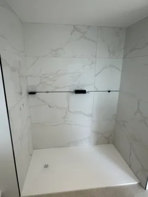 Rénovation d'une salle de bain sur le secteur de Rouen 76 avec pose d'un carrelage aspect marbre au mur.