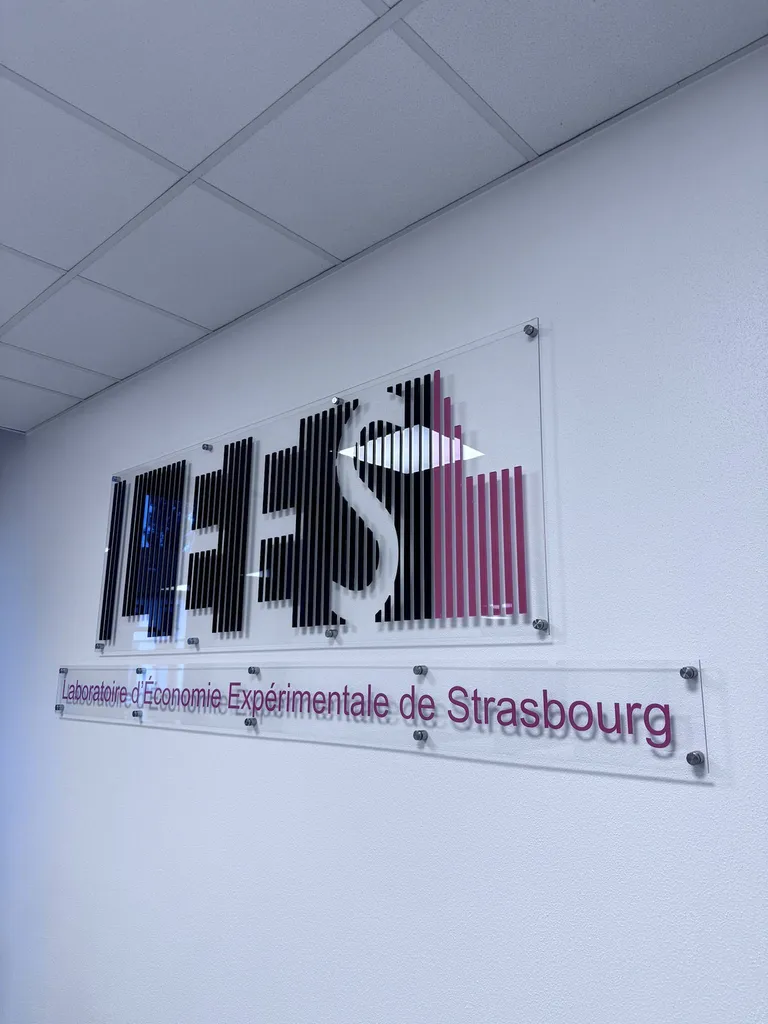 enseigne intérieure plexiglas