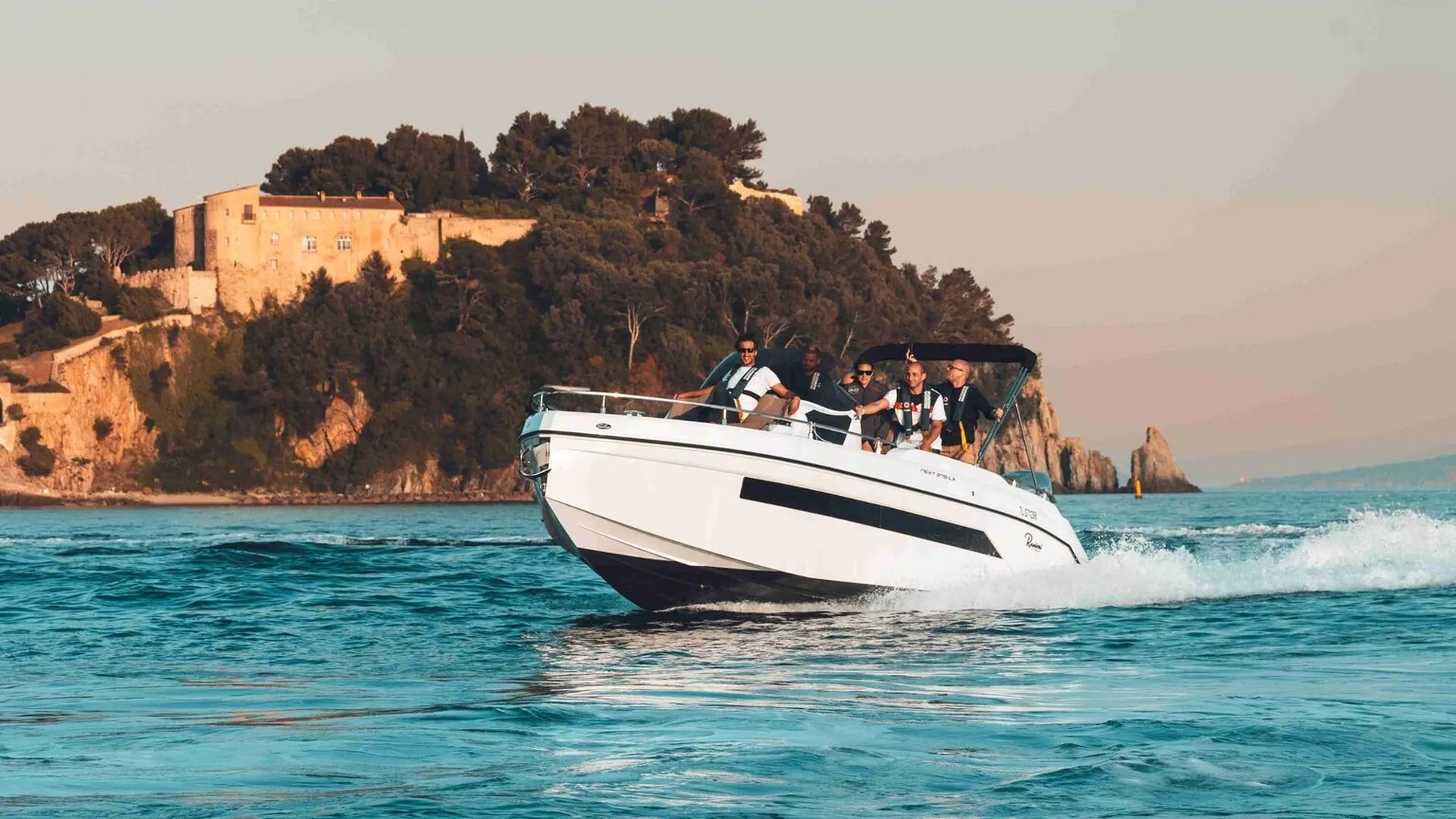 Vente de bateaux semi-rigides et coques rigides neufs et d'occasion disponible à La Londe les Maures près de Hyères dans le Var