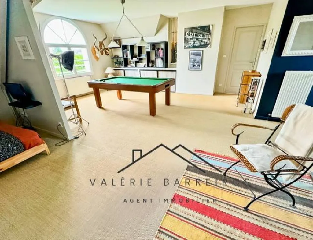 A saisir maison d'architecte de 7 pièces d'une superficie de 195 m² habitables sur un terrain de 1450m2 sur la commune de LA LONDE