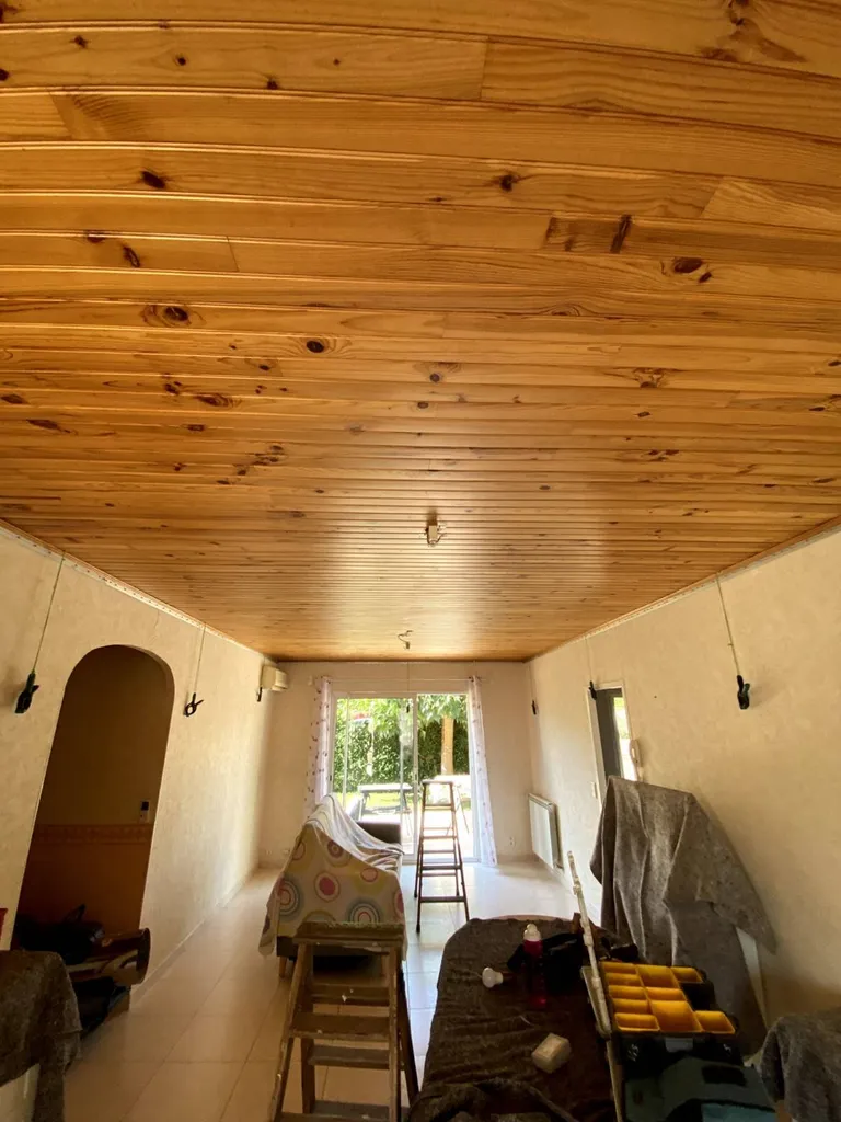 Cacher le lambris bois ou PVC par un plafond tendu dans un salon - Revel  Plafonds Tendus Occitans Boussens