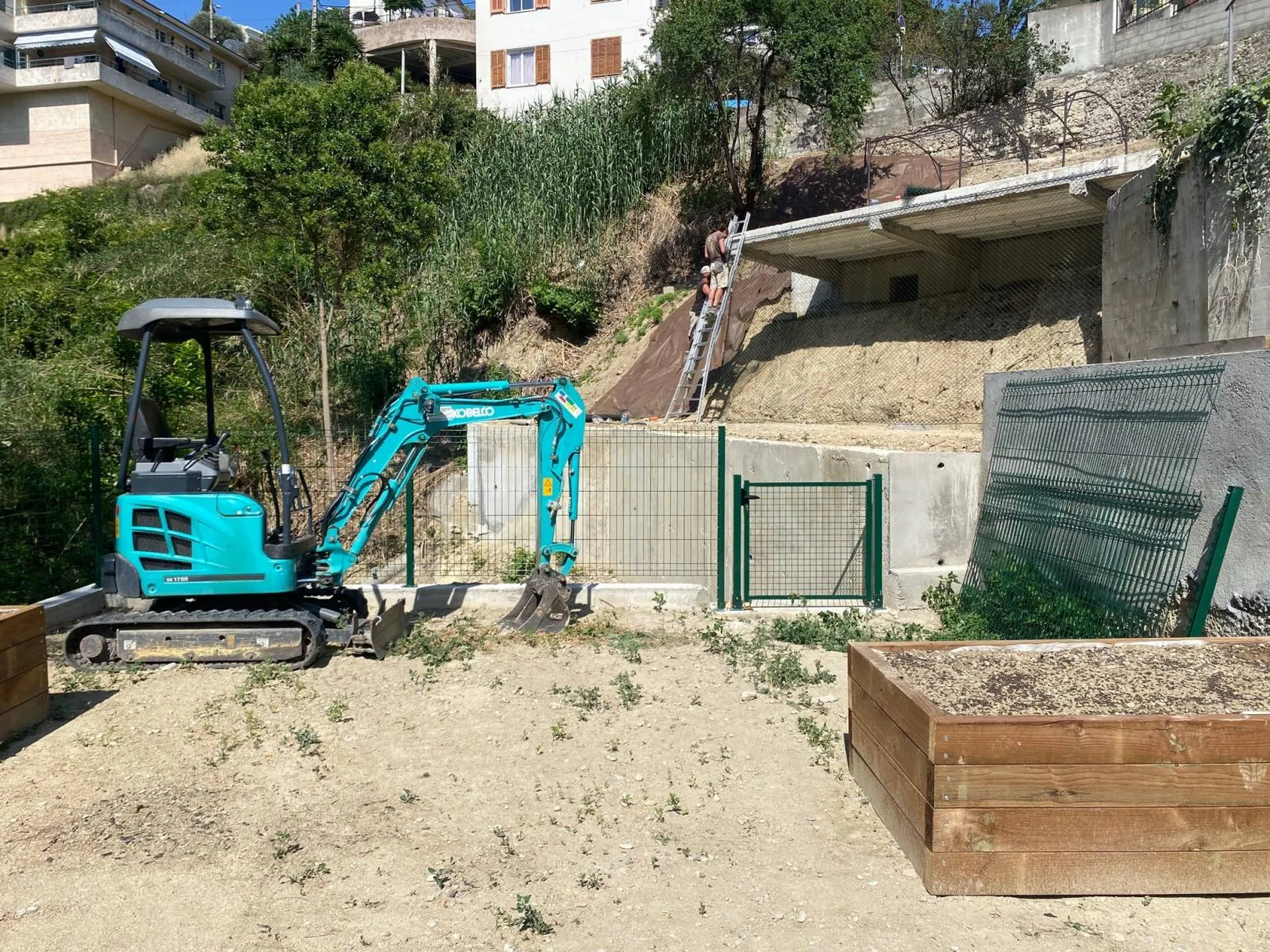 Remplissage des bacs en bois avec substrat spécialisé à Nice