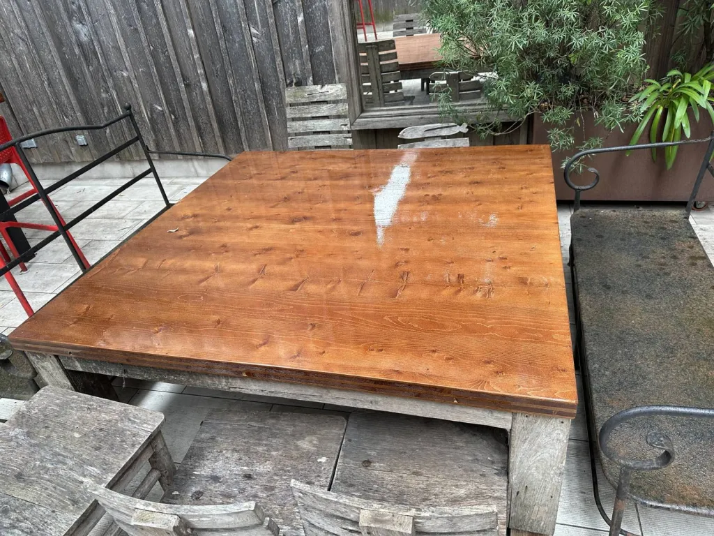 Tables sur mesure avec plateau en Épicéa vernis à Pessac
