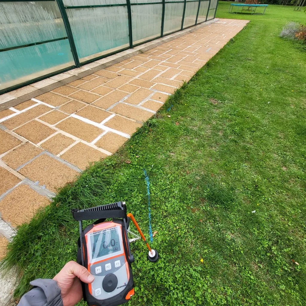 Spécialiste en détection de fuite sur piscine coque polyester sans destruction ni vidange à Blois dans le 41