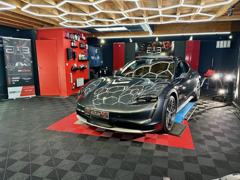 Spécialiste rénovation carrosserie Porsche lyon traitement céramique et film de protection PPF Porsche Taycan
