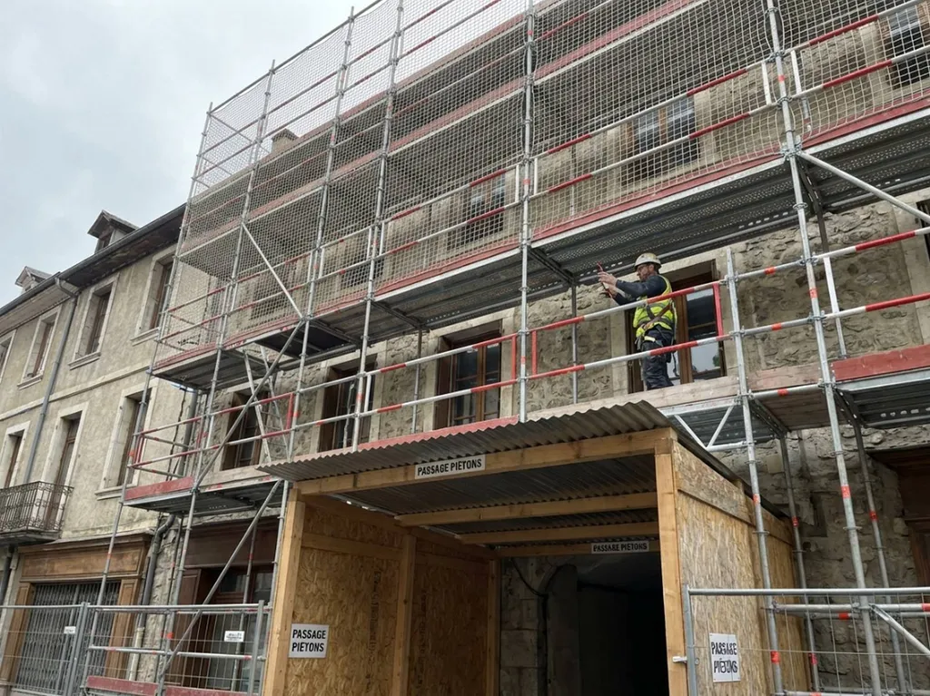 Quel est le meilleur échafaudage pour des travaux combinant façade, étaiement et accès public ?