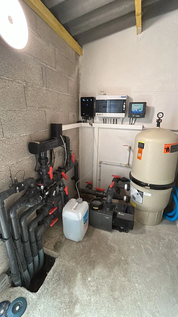 Équipement de piscine avec filtration à cartouche et électrolyse au sel connectée à Ménerbes – local technique automatisé et régulation pH dans le Luberon, Vaucluse