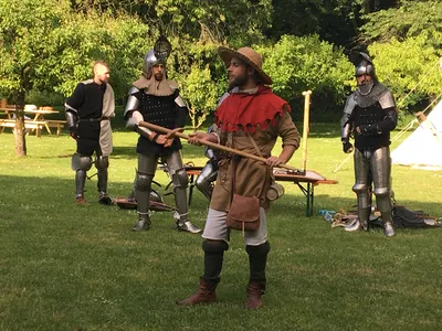 Vivez un mariage médiéval inoubliable avec une wedding planner spécialisée pour créer une célébration authentique et magique