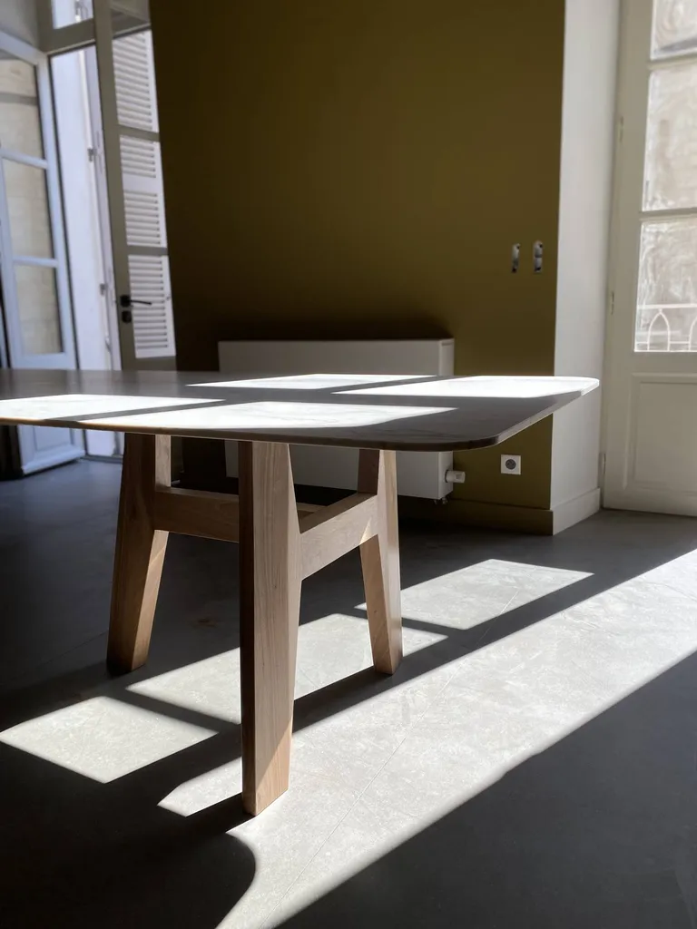 Table en Quartzite avec ces pieds en bois sur-mesure à Arles