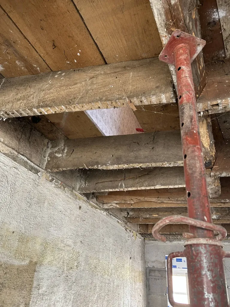 Mise en place de l’étayage pour sécuriser la structure avant l’ouverture du mur porteur dans cette maison à Montmerle-sur-Saône