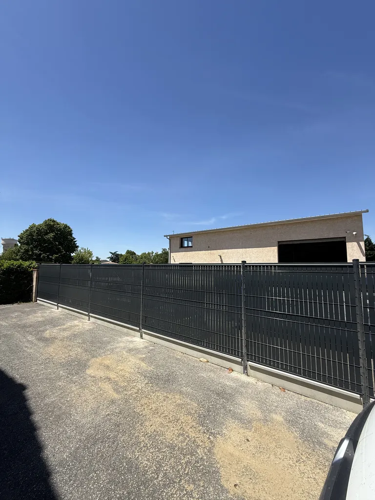 Installation de 49 mètres linéaires de clôture rigide occultante à Cugnaux près de Toulouse pour sécuriser et préserver l’intimité