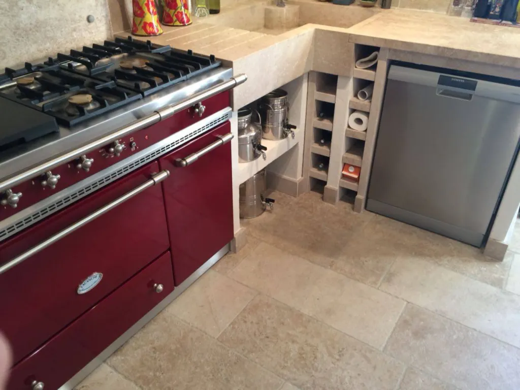 Cuisine avec évier massif, plan de travail et dallage en pierre de France