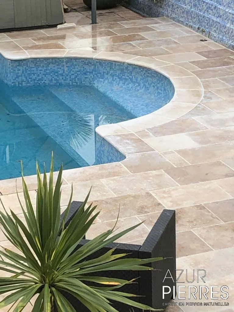 margelle provencal en travertin beige roquefort