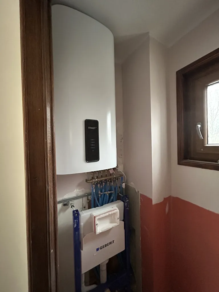 Installation d’une chasse d’eau pour WC suspendu et pose du chauffe-eau lors des travaux de rénovation complète de plomberie à Caluire-et-Cuire (Rhône – 69)