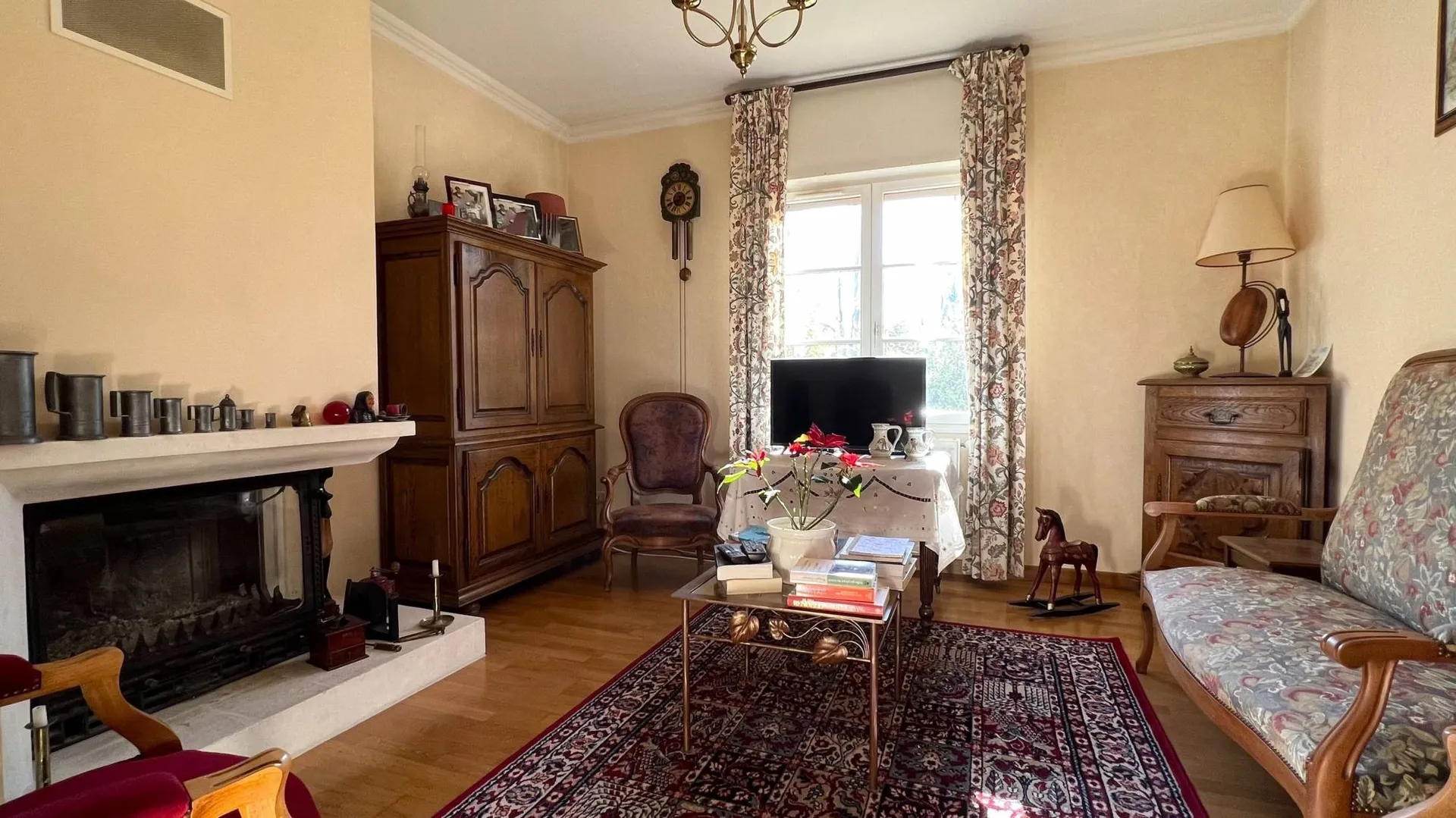 Un petit salon avec insert pouvant devenir une chambre face à la salle de bains