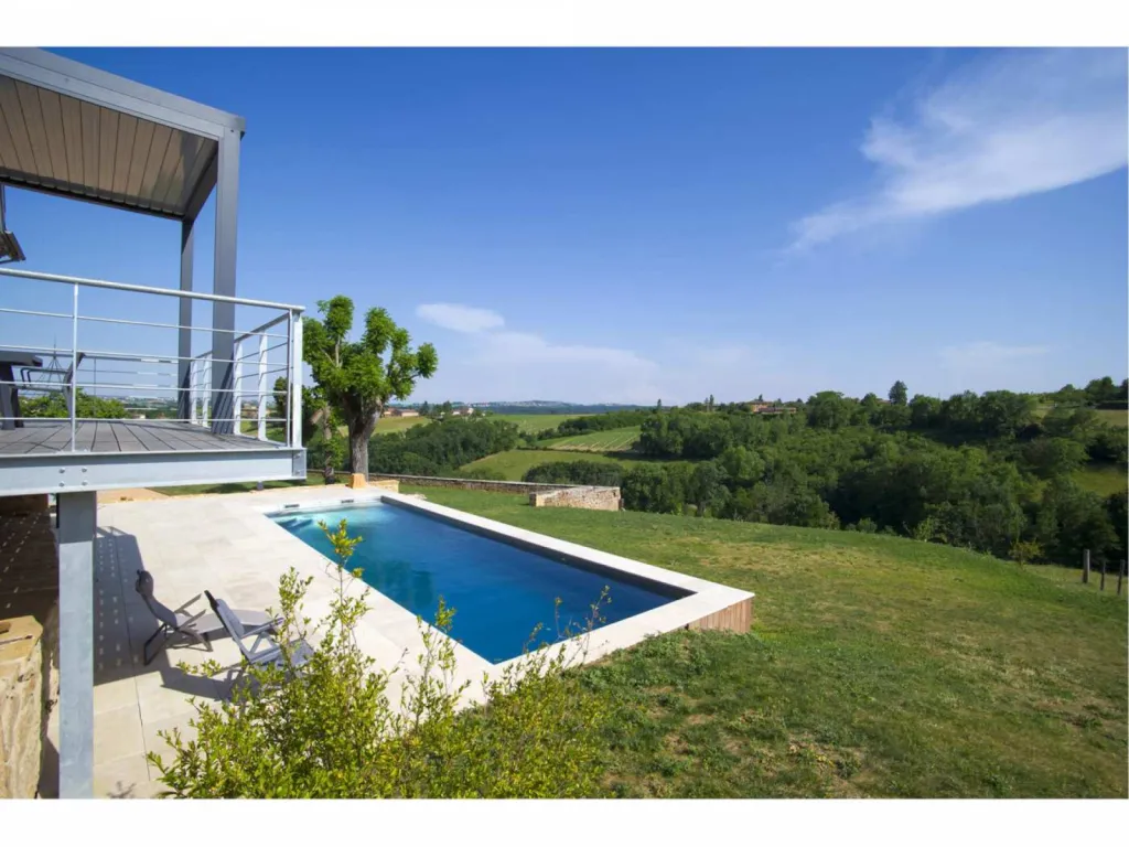 photographe d'architecture maison de particulier aménagement extérieur piscine inox et terrasse suspendue