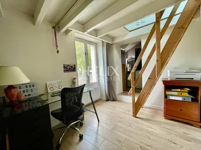 Maison de ville située à Croissy-sur-Seine, limite du Vésinet. Au rez-de-chaussée, un pièce de vie avec une cuisine entièrement  aménagée et équipée, Chambres et bureaux évolutifs ainsi que sous sol