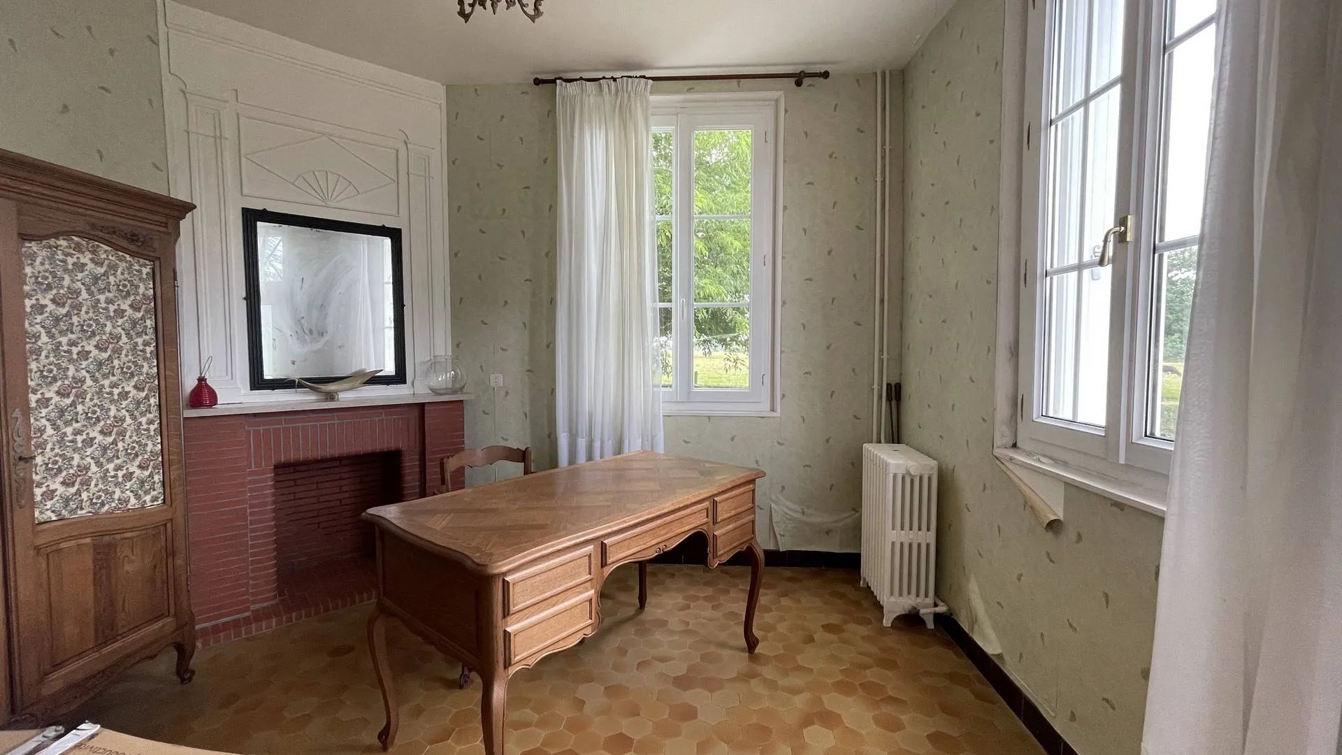 En vente en Seine-Maritime** : Un salon convivial vous offre un espace de détente supplémentaire, idéal pour se relaxer après une journée bien remplie.