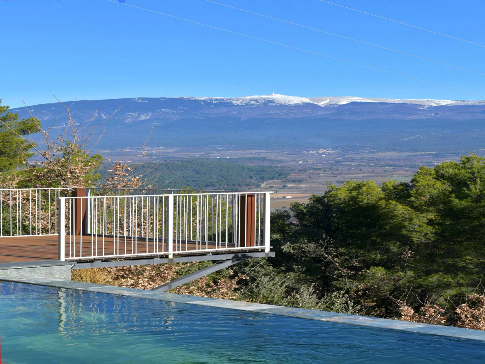 Maison moderne avec piscine à débordement et vue panoramique sur le Mont-Ventoux   