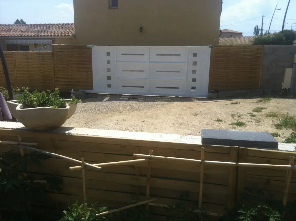 ACHETER UN PORTAIL MODERNE AVEC MOTIF PERSONNALISE  ACIER FER FORGE COULISSANT A PLAN DE CAMPAGNE 13