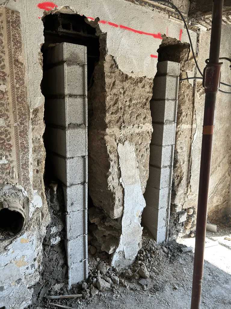 Réalisation des jambages avant pose de l’IPN pour ouverture de mur porteur intérieur dans cette rénovation à Lyon