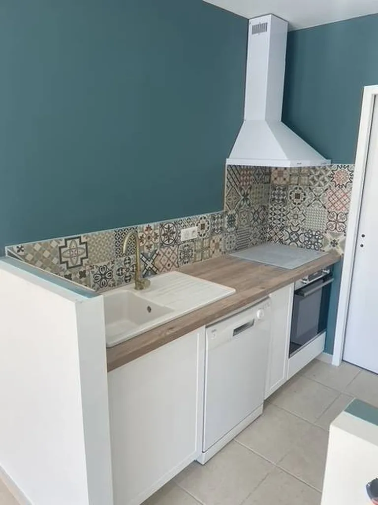 cuisine ouverte crédence en carreaux de ciment