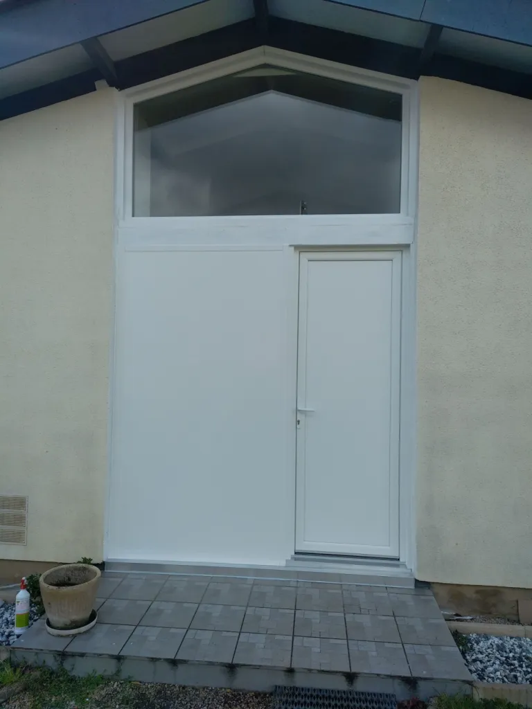 Remplacement d’une porte d’entrée et d’une fenêtre en PVC blanc pour une maison à Pessac
