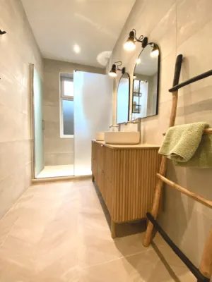 Salle de bain fonctionnelle avec mobilier sur-mesure et éclairage naturel, par l'Atelier D, architecte d'intérieur à Bordeaux