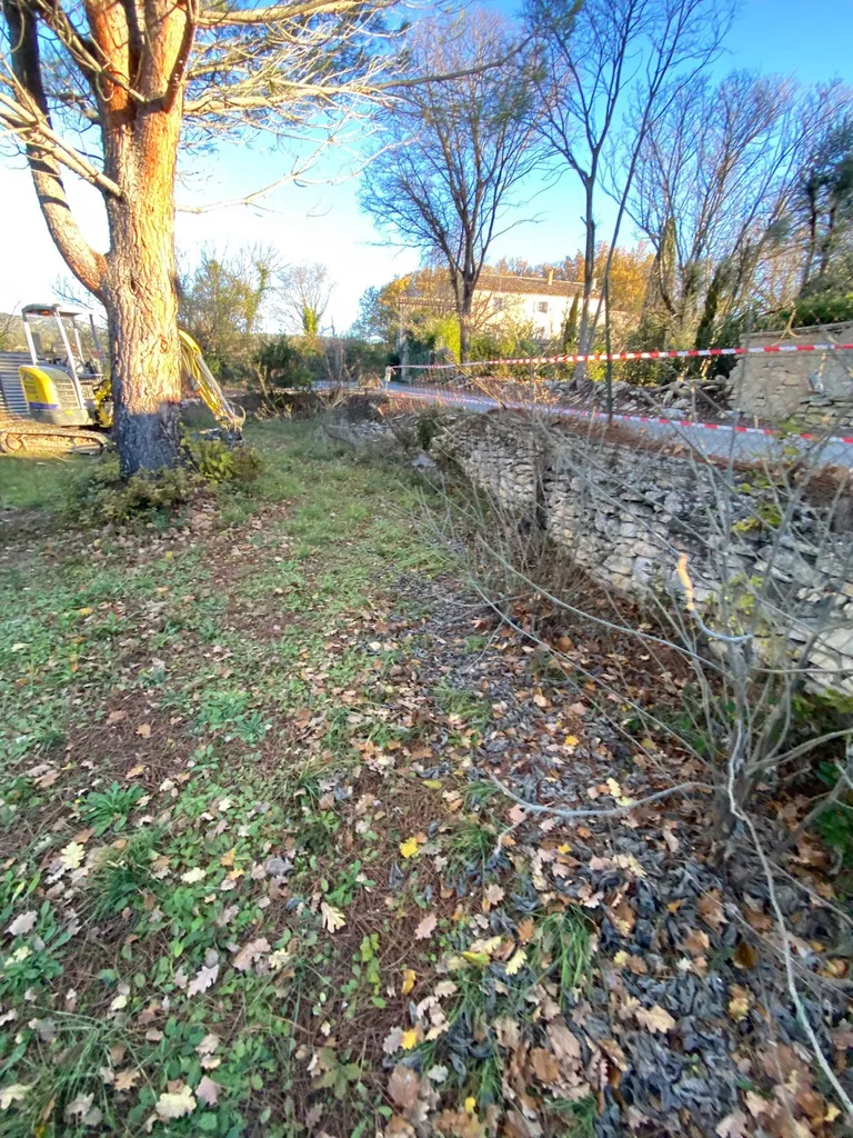 Réalisation d’un mur de soutènement en pierre à bâtir sur la commune de Gordes