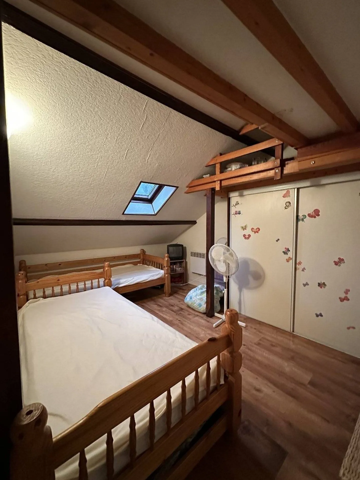 A vendre Charmant F1 situé au 3éme et dernier étage au calme d'une résidence, en Normandie.