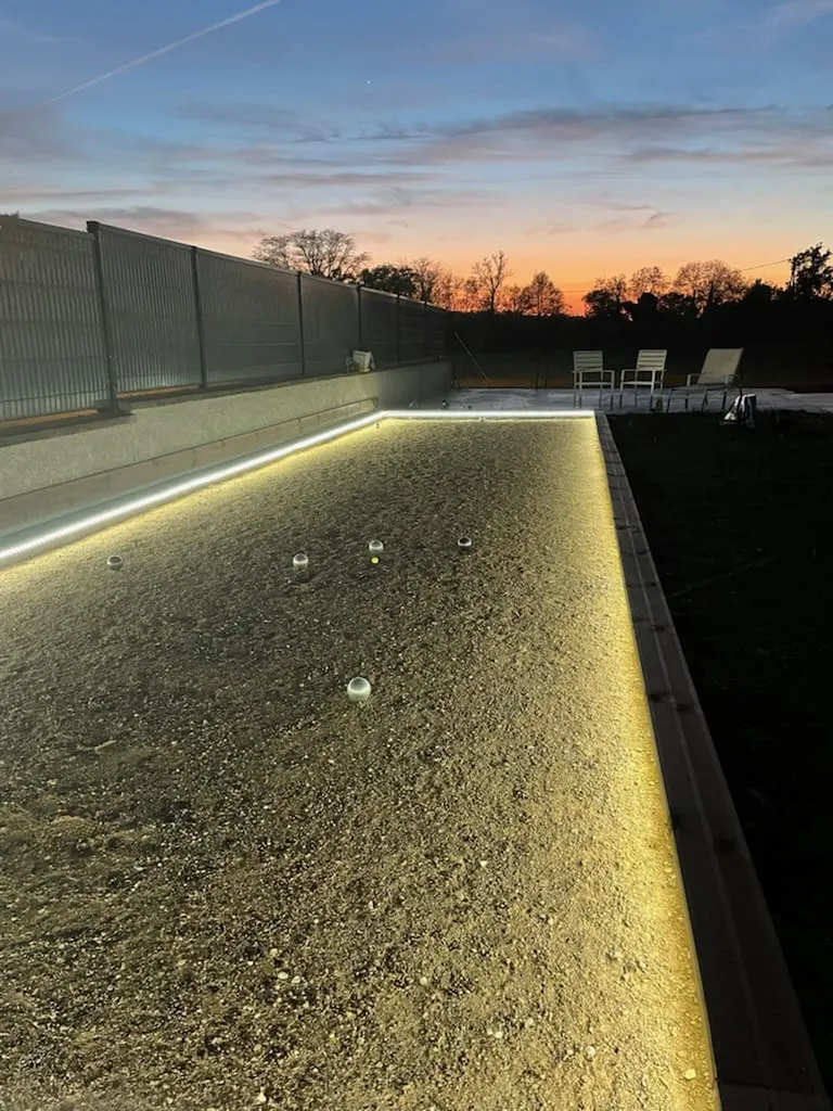 Terrain de pétanque avec LED intégrés