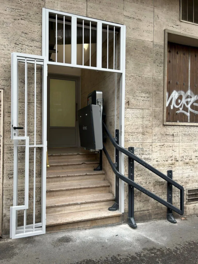 Installation ua plus près du mur des rails de cette plateforme oblique VIMEC V6S dans ce centre médical à Marseille