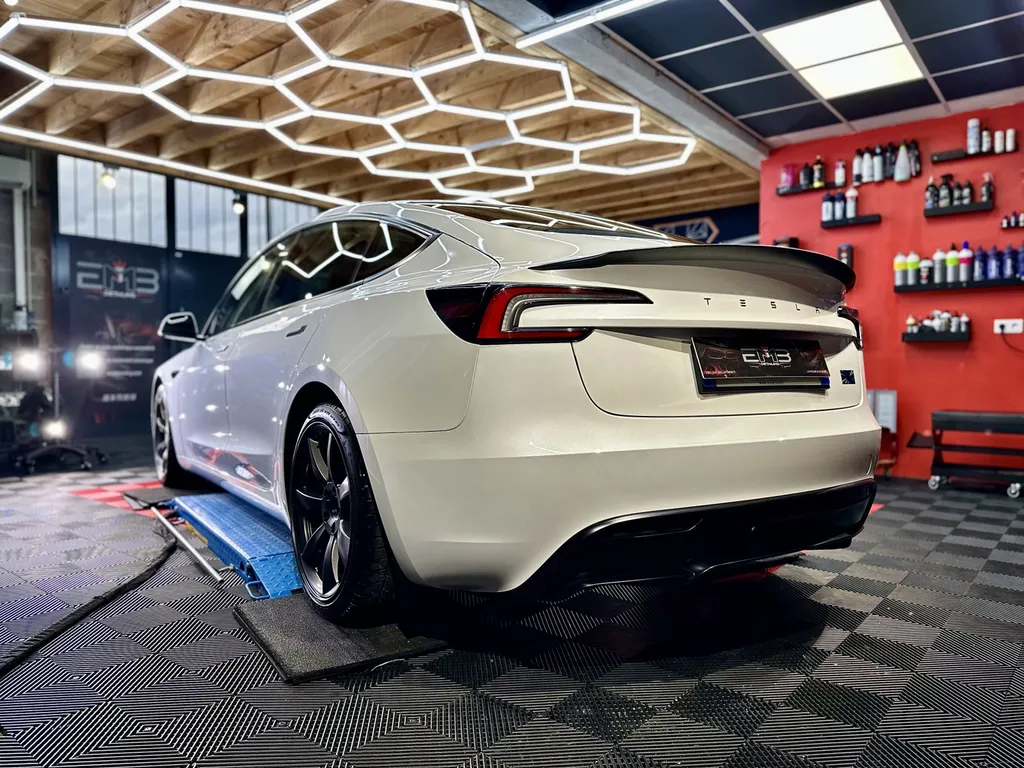 spécialiste du DETAILING sur Lyon Traitement céramique Tesla model 3 