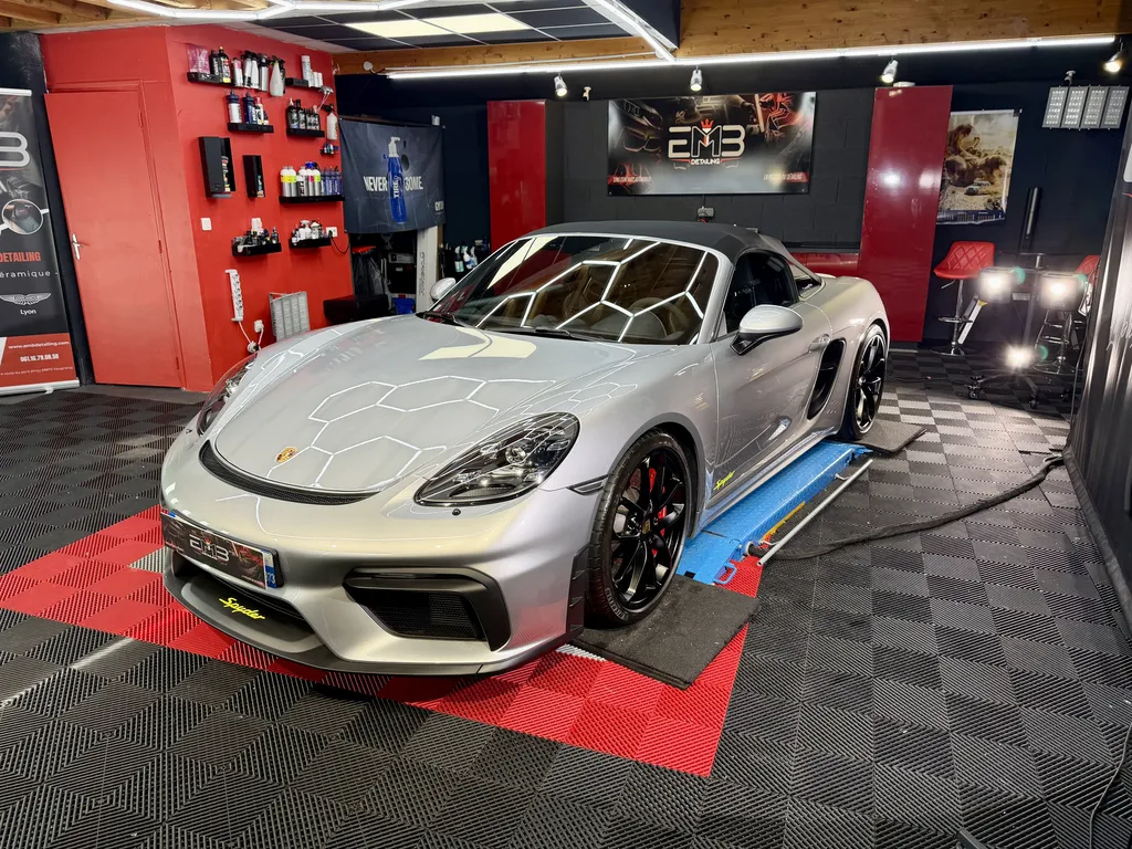 Traitement céramique GYEON Infinite Type 2 et polissage complet sur Porsche Boxster Spyder près de Lyon par EMB DETAILING