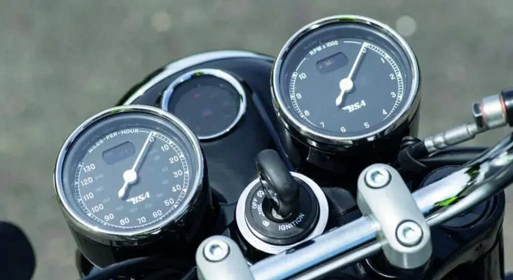 MOTO NEUVE BSA GOLD STAR 650 INSIGNIA A SOLIES PONT