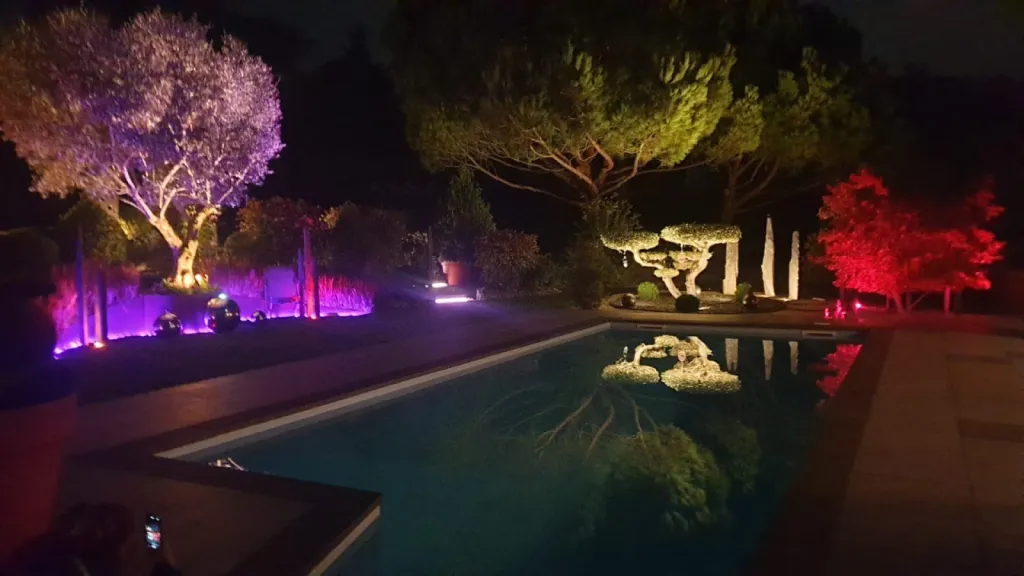 jardin connecté intelligente avec ambiances lumineuses et sonores dans villa à Lyon