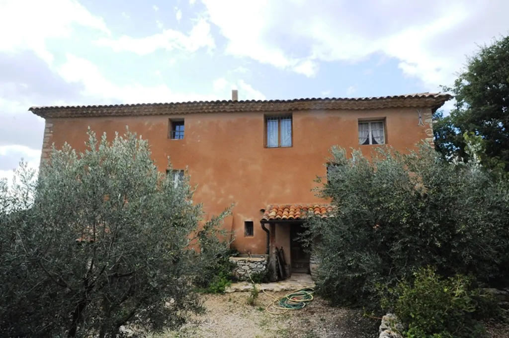 Proche Mont Ventoux , maison de Maître avec piscine au coeur d'un hameau.