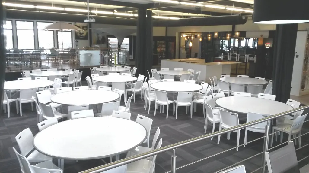 Location de table et chaise pour 100 personne a Lyon