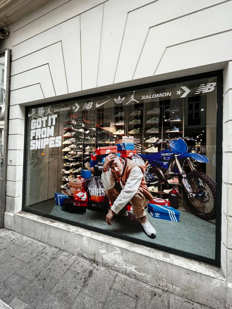 adhésif vitrine magasin