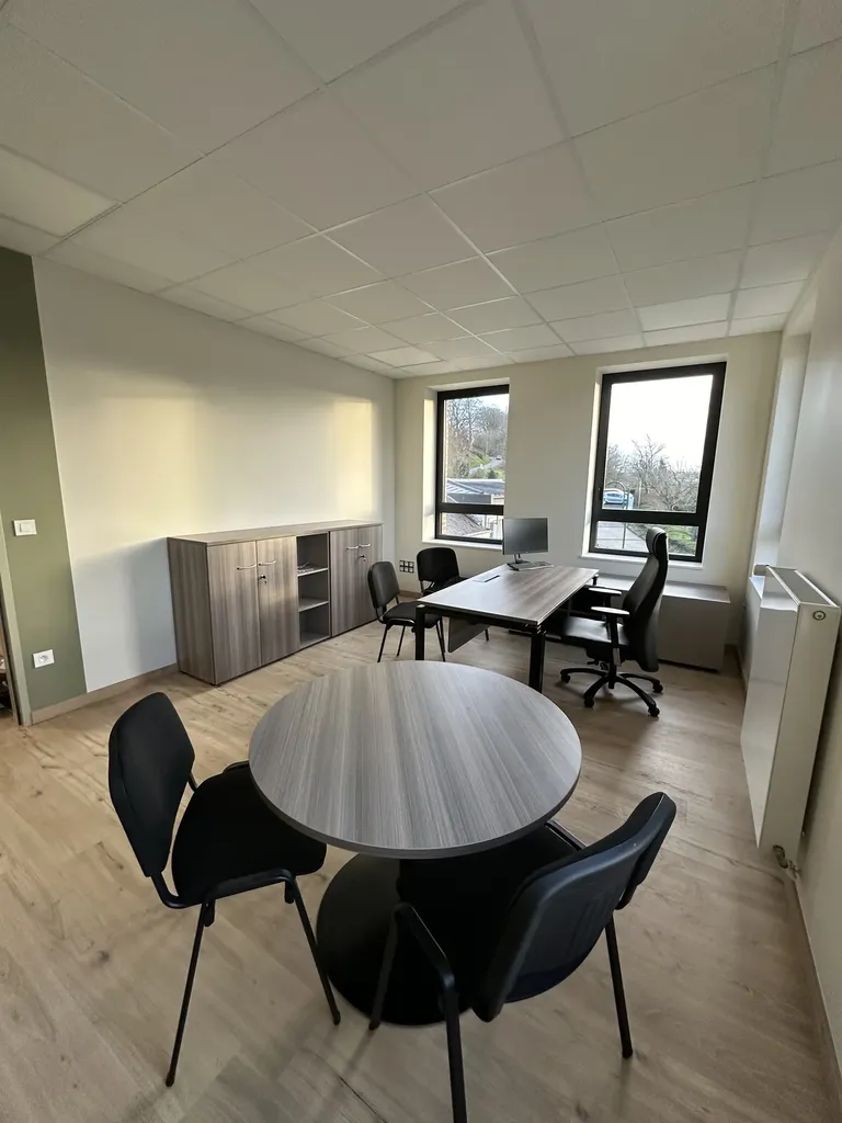 Bureau complet avec armoire basse bureau avec retour sur rangements bas, table de réunion