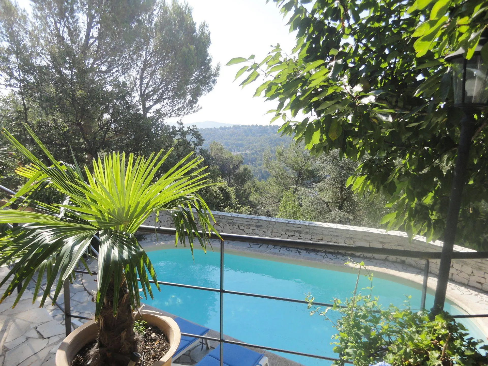 A vendre maison avec piscine et terrain paysager carnoux