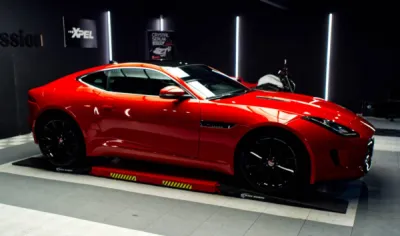 Jaguar F-Type sublimée par un covering rouge dans notre atelier à Saint-Avé